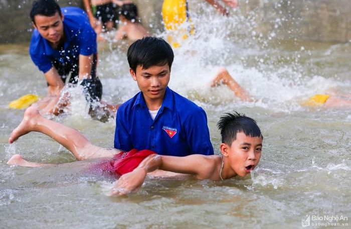  Tỷ lệ trẻ em biết bơi còn thấp. Ảnh Tư liệu Báo Nghệ An 