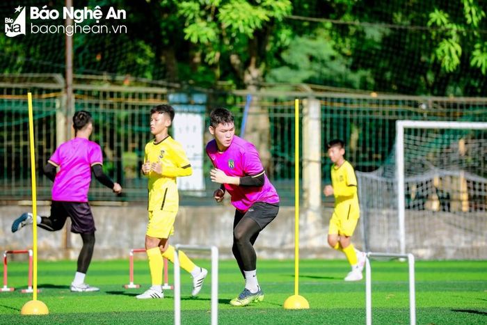  Các cầu thủ U15 Sông Lam Nghệ An tích cực tập luyện sẵn sàng cho mùa giải 2023. Ảnh: Chung Lê 