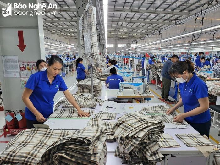  6 tháng đầu năm, kim ngạch xuất khẩu hàng dệt may giảm 11,6%. Trong ảnh: Sản xuất tại Công ty may Sangwoo, KCN VSIP Nghệ An. Ảnh: Thu Huyền 
