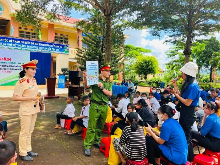 Đoàn cơ sở Công an huyện Chư Păh tuyên truyền pháp luật về an toàn giao thông cho đoàn viên, thanh niên. Ảnh: P.L