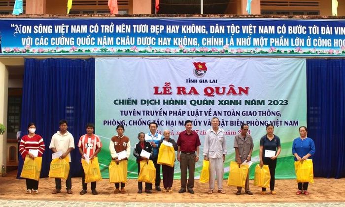 Tỉnh Đoàn Gia Lai tặng 10 suất quà cho các gia đình chính sách, người có công với các mạng của huyện Chư Păh. Ảnh: P.L 