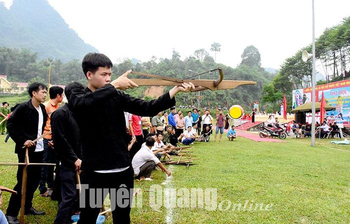 Môn bắn nỏ thu hút đông đảo người dân huyện Lâm Bình tập luyện.