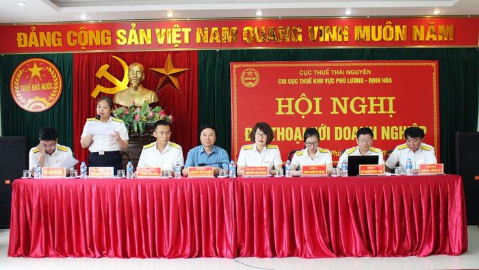 Cán bộ Chi cục Thuế khu vực Phú Lương - Định Hóa giải đáp những vướng mắc của người nộp thuế.
