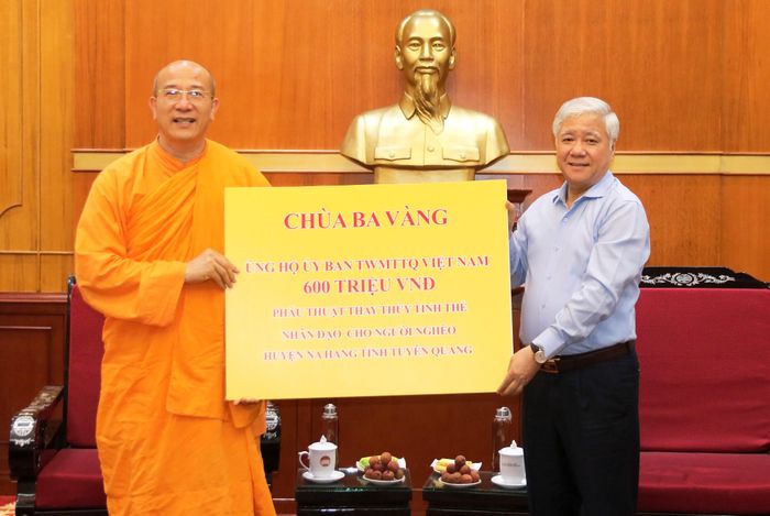 Bí thư Trung ương Đảng, Chủ tịch UBTƯ MTTQ Việt Nam Đỗ Văn Chiến tiếp nhận ủng hộ từ Chùa Ba Vàng. Ảnh: Trung Quân.