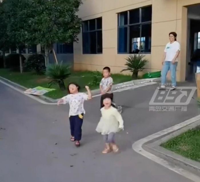  Những em nhỏ chào đón Yuan khi ông tới nhà máy. Ảnh: Weibo. 