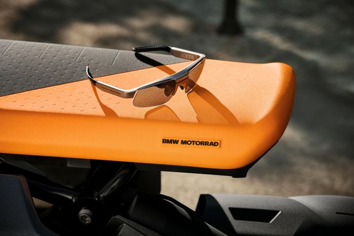 Cặp kính có thể hoạt động tối đa 10 giờ sau mỗi lần sạc. Ảnh: BMW.
