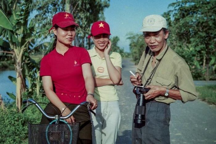 Thế Đính trên đường tác nghiệp ở huyện An Hải, Hải Phòng cách đây 20 năm (1997), ông vẫn có thói quen ghi chép thông tin về nhân vật như khi còn chụp ảnh trong chiến trường