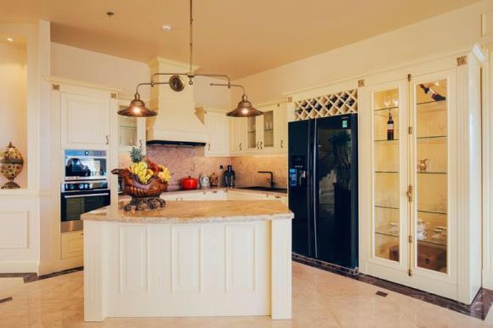 Nhà bếp được thiết kế vừa hiện đại, tiện nghi vừa đảm bảo theo phong cách chung của toàn căn hộ