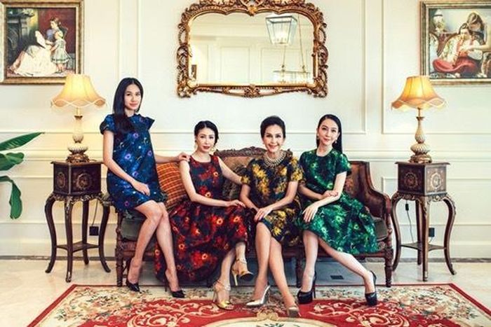 Căn penthouse triệu USD cũng là nơi tụ tập bạn bè của vợ chồng Hà Kiều Anh vào những dịp cuối tuần. Cựu hoa hậu Việt Nam từng mời hội chị em như Diễm My, Linh Nga, Dương Mỹ Linh, Hồng Nhung… đến chơi, thưởng thức tiệc trà, tiệc thời trang