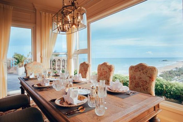 Khu vực quanh bàn ăn được bố trí nhiều cửa kính, view nhìn thẳng ra biển, trông cực hút mắt