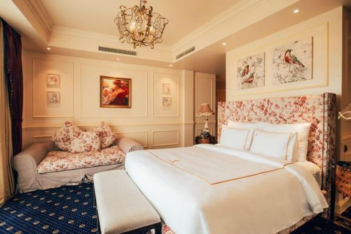Phòng ngủ của vợ chồng Hà Kiều Anh toát lên sự xa hoa, điều mà chủ nhân căn penthouse dường như muốn đề cao ở mọi ngóc ngách