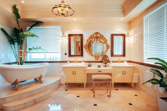 Phòng tắm thoáng đãng kết hợp với bàn trang điểm rộng tạo cảm giác thoải mái