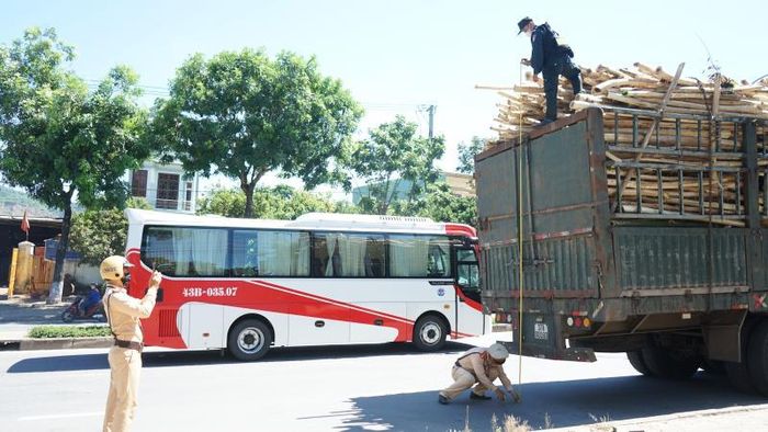 Tổ C2 -193 đo đạc và cân trọng lượng vượt quá của xe đầu kéo.