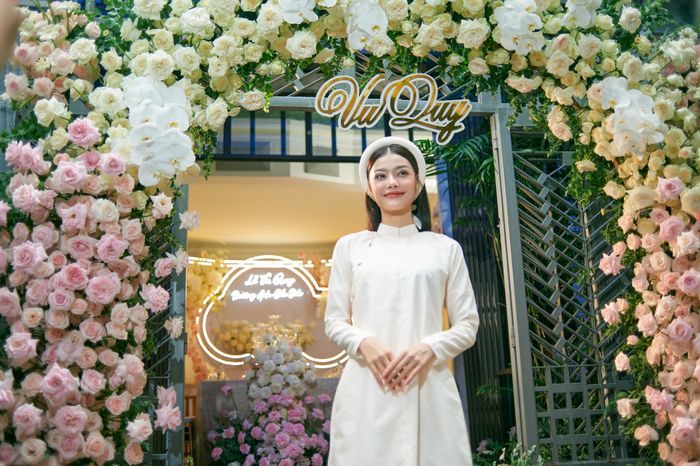 Hoa hậu Thiên Ân, Á hậu Kiều Loan khoe dáng trước cổng hoa của nhà Á hậu Phương Anh. Á hậu Kiều Loan chia sẻ: "Thấy anh chị là em càng tin trên đời này sẽ luôn có một người dành riêng cho mình".