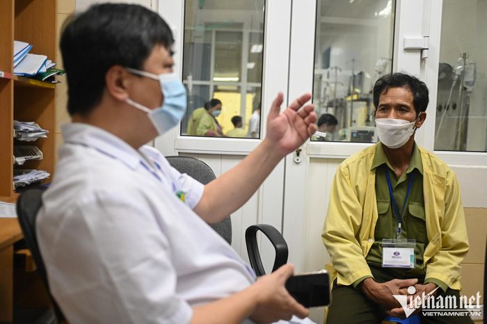 Thầy thuốc Bệnh viện K trò chuyện, tư vấn cho người nhà bệnh nhân. Ảnh: Thạch Thảo