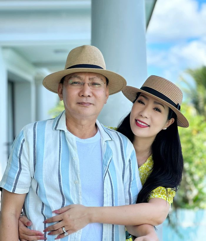 Cô nổi tiếng được chồng yêu chiều nên vẻ mặt luôn rạng ngời hạnh phúc.