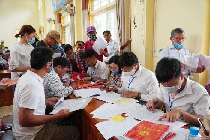  Cán bộ Văn phòng đăng ký đất đai rà soát, tư vấn cấp đổi Giấy chứng nhận quyền sử dụng đất cho người dân vào ngày thứ 7. Ảnh: Nguyễn Hải 