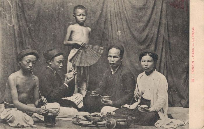Bữa ăn ở Bắc Kỳ. Ảnh: P.Dieulefils