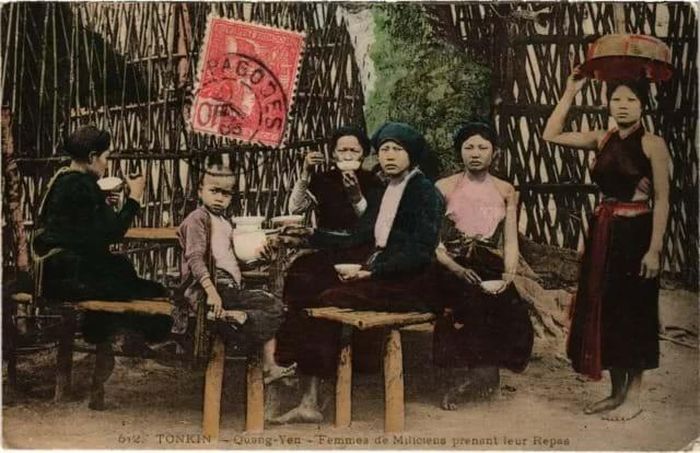 Vợ lính dùng bữa cơm. Ảnh: P.Dieulefils