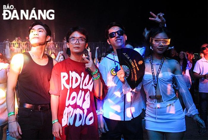 Công viên Biển Đông đã có một tối cuối tuần tràn ngập trong âm nhạc và không khí của lễ hội.