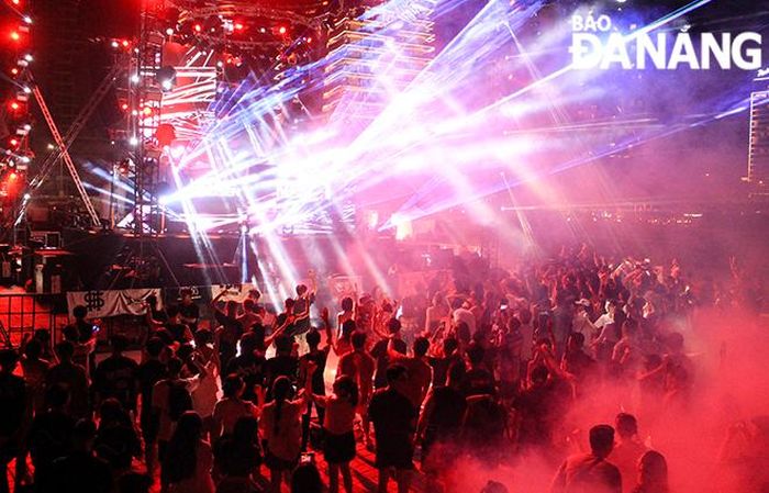 Sân khấu hoành tráng, âm nhạc sôi động ở Lễ hội âm nhạc điện tử quốc tế Danang Electronic Carnival (DEC).