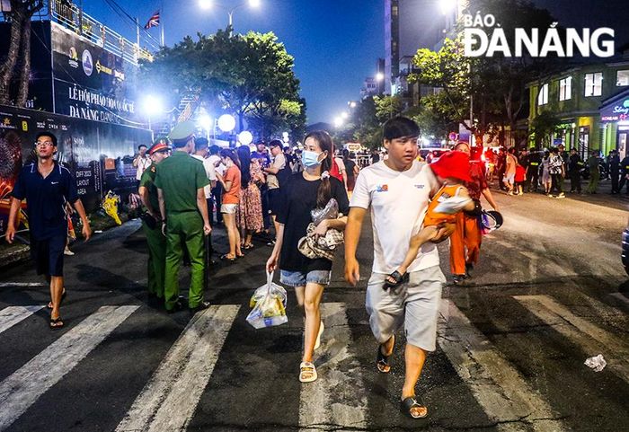 Các gia đình có con nhỏ đều đi từ sớm tìm được vị trí tốt để chiêm ngưỡng các màn trình diễn của hai đội.