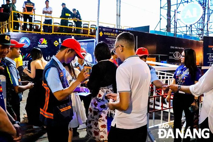 Với các khán giả có vé thì mọi người đi sớm, lực lượng chức năng kiểm tra vé, hướng dẫn khán giả rất kỹ càng.