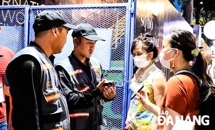 Lực lượng chức năng rất nhiệt tình hỗ trợ những khán giả mua vé trực tuyến.