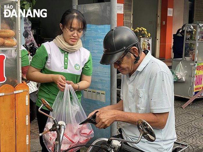 Các bạn trong Hội Yêu rác bán bánh mì chay để gây quỹ hoạt động tại 526 đường Núi Thành, quận Hải Châu.