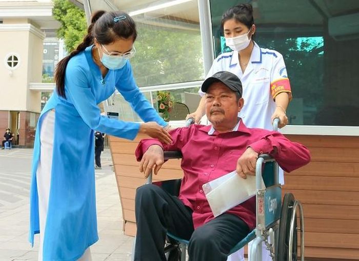 Bệnh nhân cần sự giúp đỡ, hướng dẫn viên của tổ Chăm sóc khách hàng sẵn sàng hỗ trợ