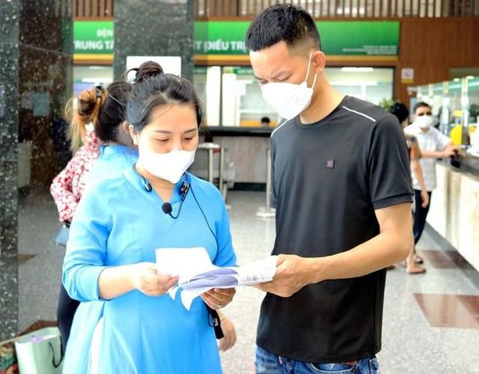 Công việc của nhân viên tổ Chăm sóc khách hàng thầm lặng nhưng cần thiết đối với BV Bạch Mai - 1 bệnh viện lớn, rộng nhất Hà Nội.