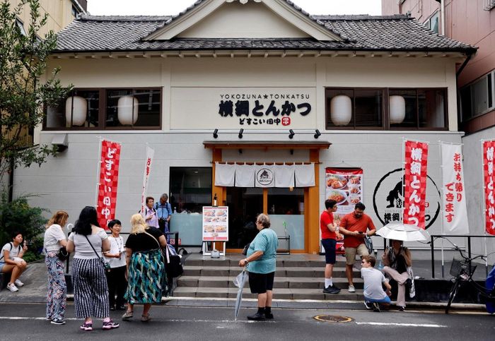  Địa điểm biểu diễn của Ohtori là Yokozuna Tonkatsu Dosukoi Tanaka, khai trương ở khu vực trung tâm Tokyo vào tháng 11/2022, một tháng sau khi Nhật Bản bắt đầu nối lại di chuyển quốc tế. Tại đây có một võ đài sumo và 14 bàn, nơi khách hàng trả 11.000 yen (76 USD) để ăn cốt lết thịt lợn tẩm bột trước khi xem biểu diễn và tham gia cùng các võ sĩ. 