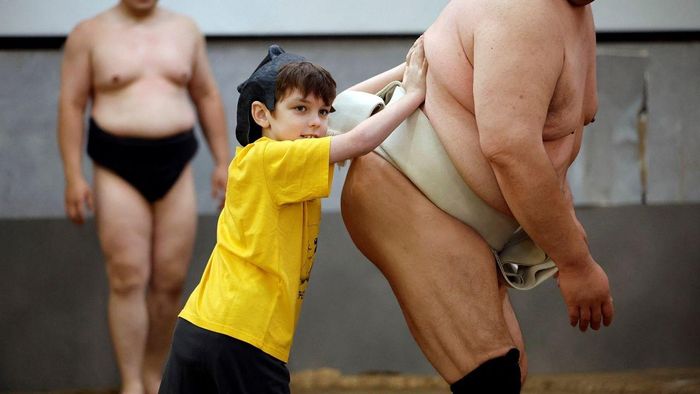  Anh là một trong 6 cựu đô vật biểu diễn sumo phục vụ du khách nước ngoài. Sau 2 năm bị phong tỏa do Covid-19, khách quốc tế đến Nhật Bản ngày càng nhiều vì đồng yen mất giá, khiến các chuyến đi rẻ hơn so với những thập kỷ trước. 