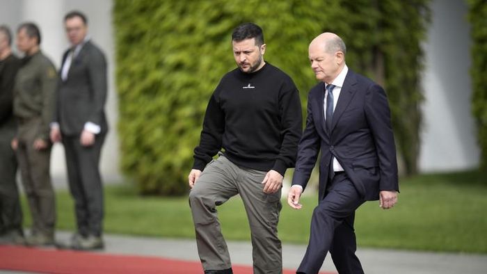 Tổng thống Ukraine Volodymyr Zelensky và Thủ tướng Đức Olaf Scholz. Ảnh: AP
