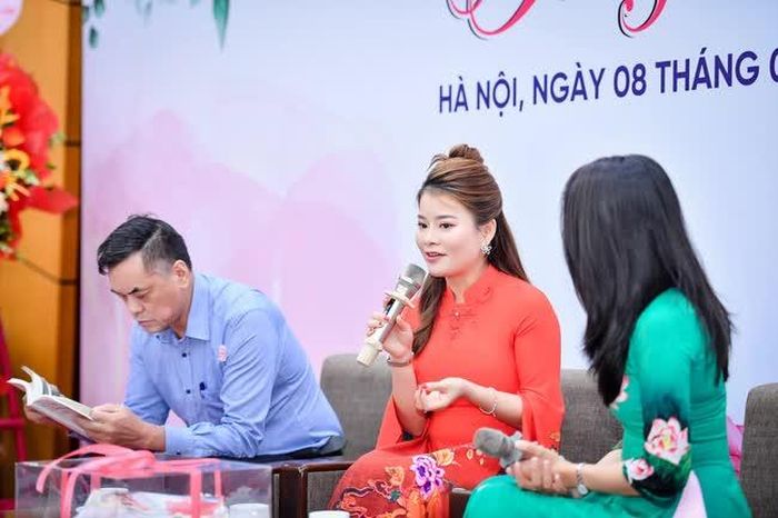 Nữ tác giả 9x đã 3 lần đặt chân đến xứ sở hoa hồng với 3 trải nghiệm hoàn toàn khác nhau để có thể hoàn thiện cuốn du ký xinh đẹp này