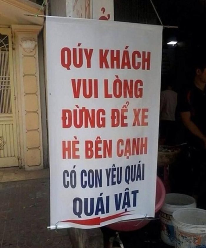 Điều đáng nói là trong số những bảng báo đúng quy chuẩn thì có nhiều biển thông báo hài hước, phi truyền thống thậm chí độc đáo lạ kỳ khiến bạn bật cười.