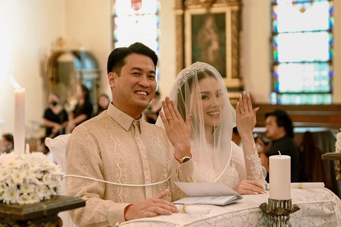 Sau 4 năm hẹn hò, Linh Rin và Phillip Nguyễn đã chính thức về chung một nhà vào ngày 23/3.
