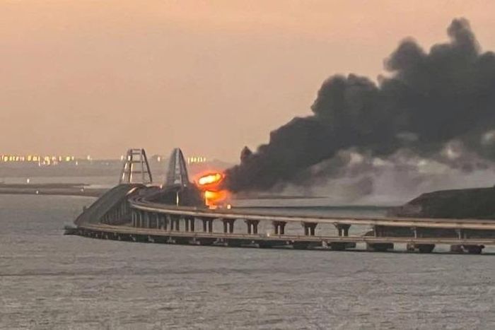 Một đoạn cầu Kerch bốc cháy sau vụ nổ lớn. Ảnh: Reuters