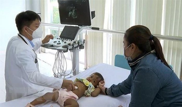 Siêu âm miễn phí cho trẻ em. (Ảnh: TTXVN phát)