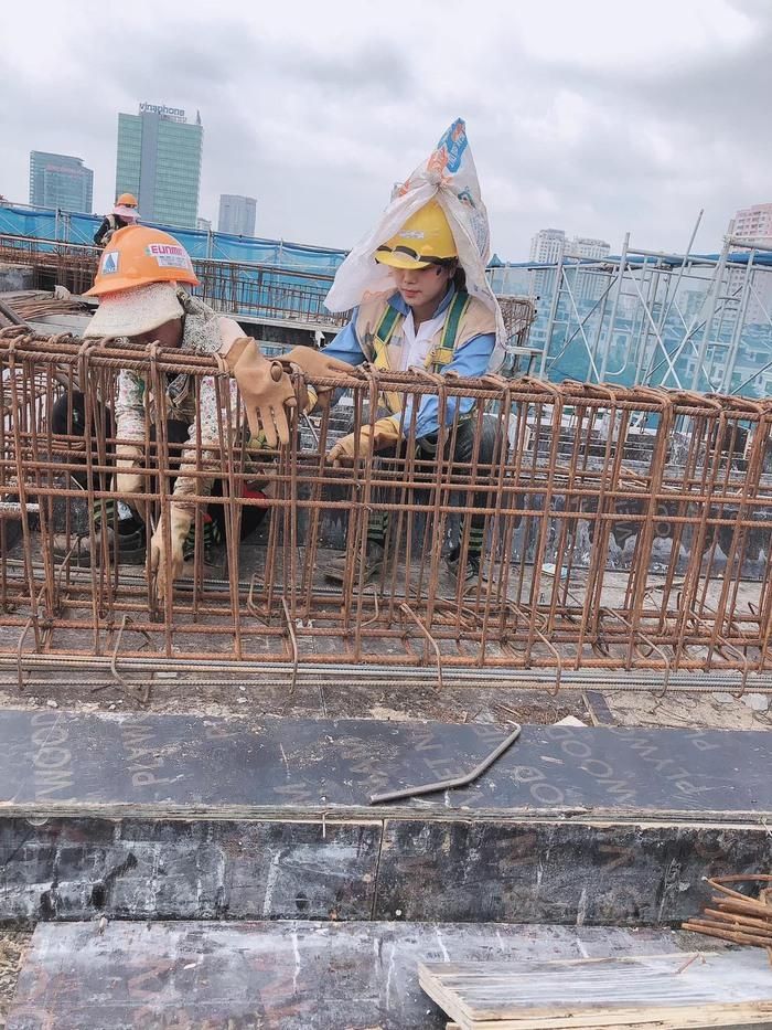 Nữ công nhân làm việc trên công trường xây dựng đối mặt nhiểu nỗi gian truân