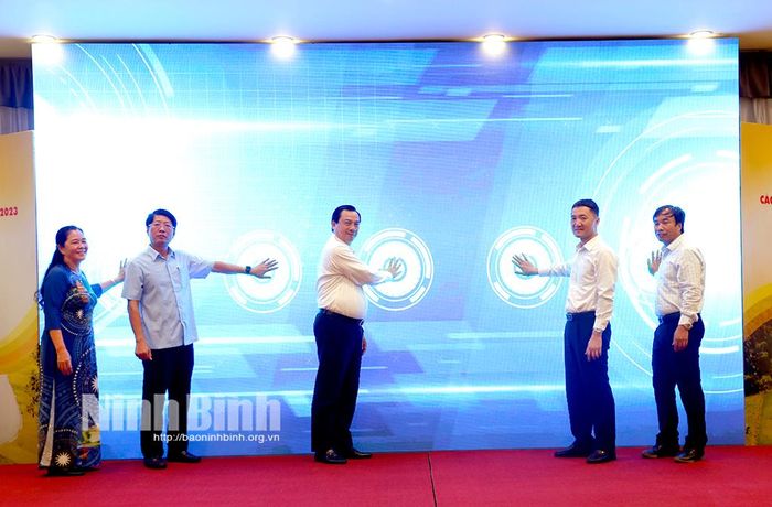 Các đại biểu thực hiện nghi thức bấm nút ra mắt App du lịch thông minh "Ninhbinhtourisminfo".