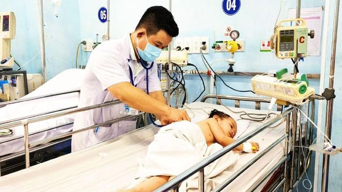 Bệnh tay chân miệng tại Việt Nam chủ yếu do hai chủng virus là Enterovirus 71 (EV71) và Coxsackie A16; và công tác điều trị đang được tập trung vào các bệnh nhân mắc chủng EV71. Ảnh: VOV