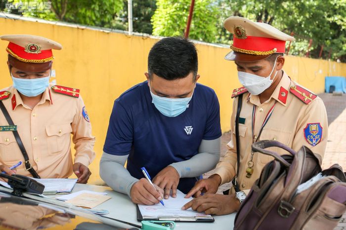Tài xế H. cho hay, biết dừng đỗ tại đây là sai nhưng phải tranh thủ đón trả khách, nhận hàng bên ngoài bến xe để đủ tiền xăng dầu và việc dừng ở đây cũng là vì “chiều” theo ý khách.