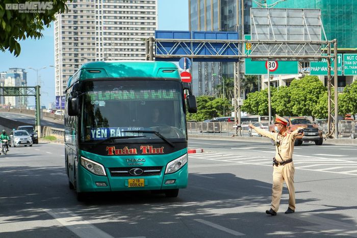 Sáng 9/7, tại đường Phạm Hùng, rất nhiều xe khách tuyến cố định đón, trả khách và nhận, trả hàng hóa sai quy định.