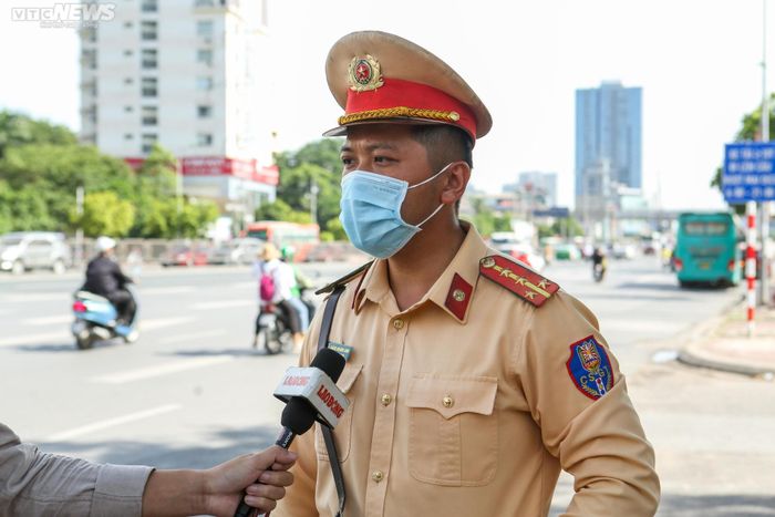Đại úy Đặng Hoàng Anh (Đội CSGT số 6 Công an TP Hà Nội) cho biết, tất cả các tuyến phố trên đường Phạm Hùng đều cấm dừng đỗ xe, các trường hợp vi phạm sẽ được tuyên truyền và xử lý triệt để. Ngoài việc lập chốt xử lý, đội cảnh sát giao thông số 6, Công an TP Hà Nội cũng hóa trang, mật phục để xử phạt các phương tiện.