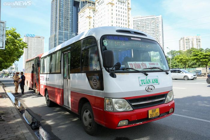 Được biết, đoạn đường trên không phải là điểm dừng đón, trả khách của xe khách tuyến cố định nhưng nhiều tài xế vẫn cố tình dừng phương tiện để chèo kéo khách.