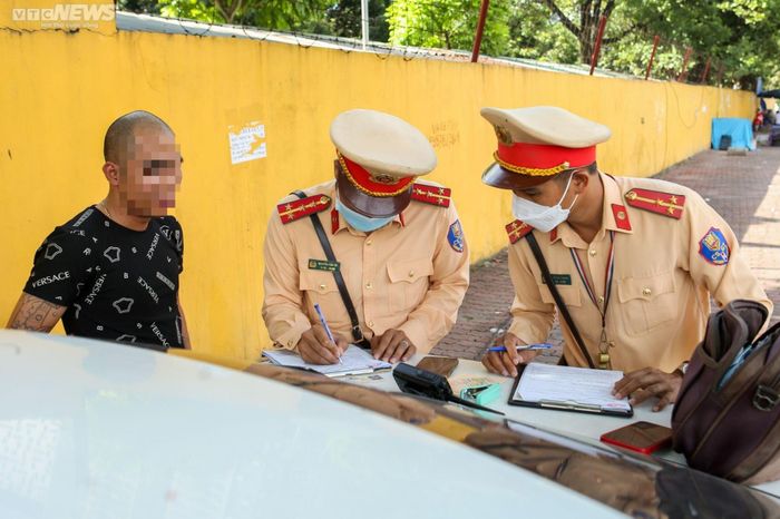 8h20. Cảnh sát mật phục dùng máy chuyên dụng đo tốc độ và ghi hình xe khách do tài xế L.V.H chạy dưới tốc độ cho phép (chạy rùa bò) trên tuyến đường Phạm Hùng, để đón khách. Sau khi nhận được tin báo, CSGT tại chốt ngay lập tức phối hợp dừng phương tiện và xử lý vi phạm.