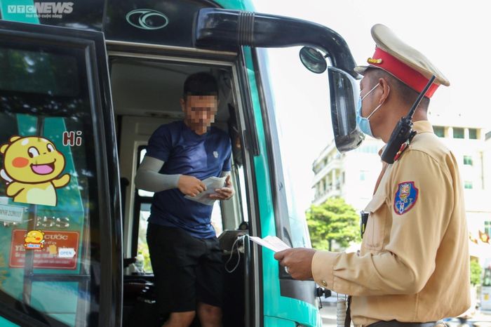 Quá trình làm việc với lực lượng chức năng, các tài xế thừa nhận nắm rõ việc dừng, đỗ để đón, trả khách tại đường Phạm Hùng là sai quy định, mất an toàn giao thông nhưng vì tiện đường và xe không có hành khách nên “biết sai vẫn vi phạm”.