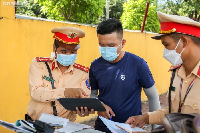 Anh N.M.H được CSGT thông báo lỗi vi phạm điều khiển xe dưới tốc độ cho phép trên những đoạn đường có quy định tốc độ cho phép tối thiểu.