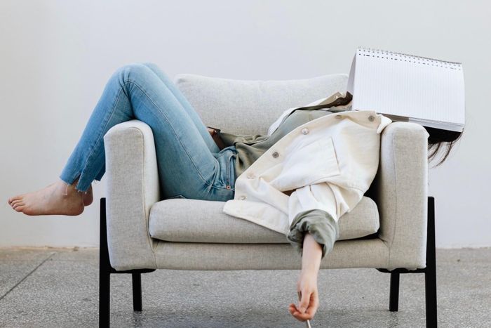 Không ít người đi làm nhưng luôn lo sợ mất lòng đồng nghiệp. Ảnh: Karolina Grabowska/Pexels.